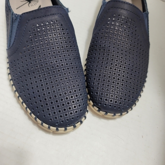 OTBT Universe Slip-On Shoes for Ladies 6 Perforated Leather Upper Navy - Picture 5 of 9